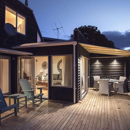Chester Cottage Beachfront Oakura エクステリア 写真