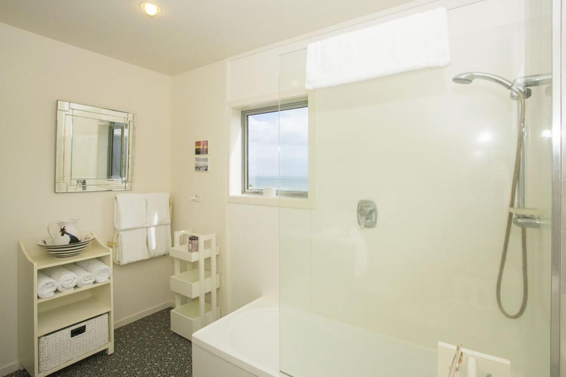 Chester Cottage Beachfront Oakura エクステリア 写真