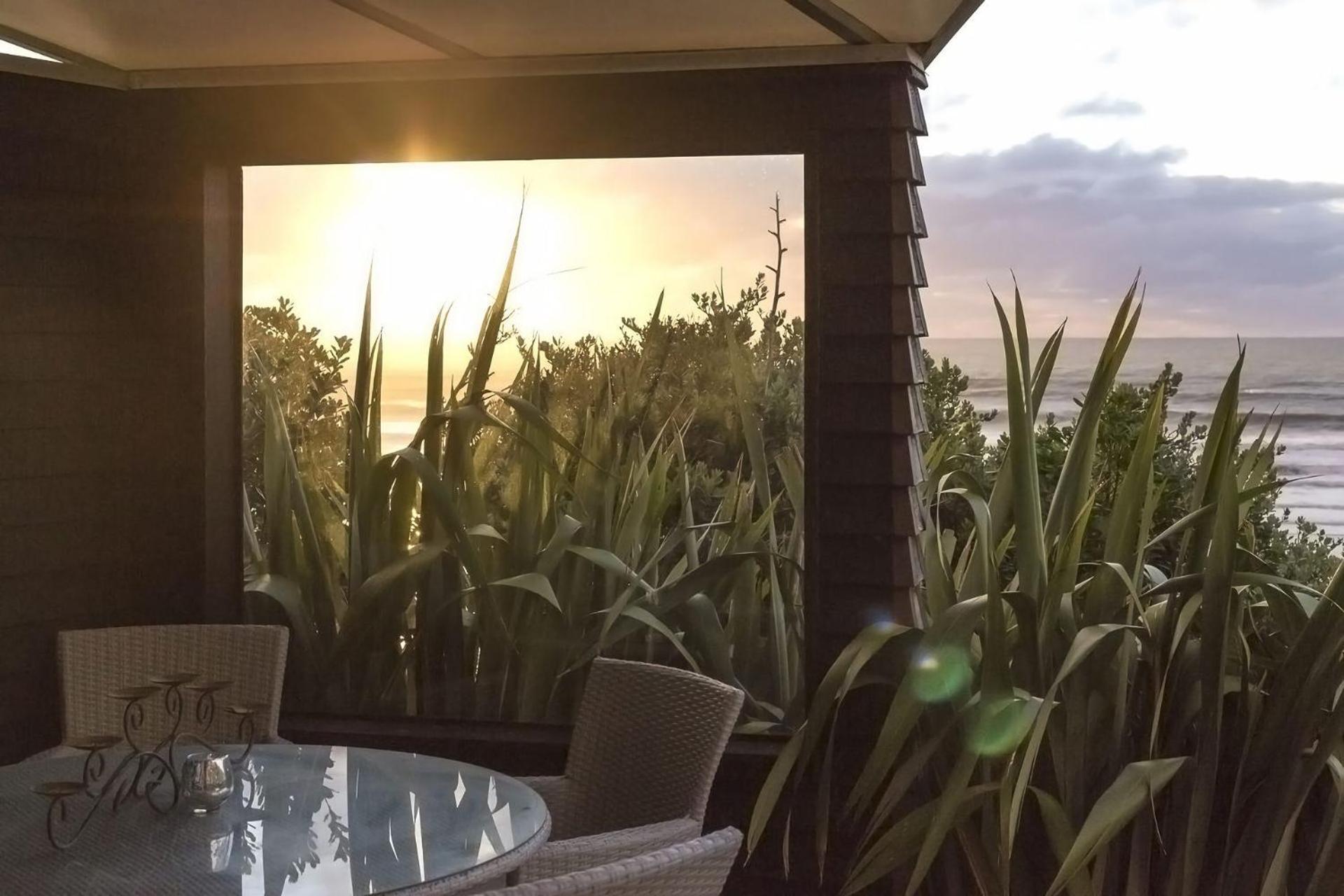 Chester Cottage Beachfront Oakura エクステリア 写真