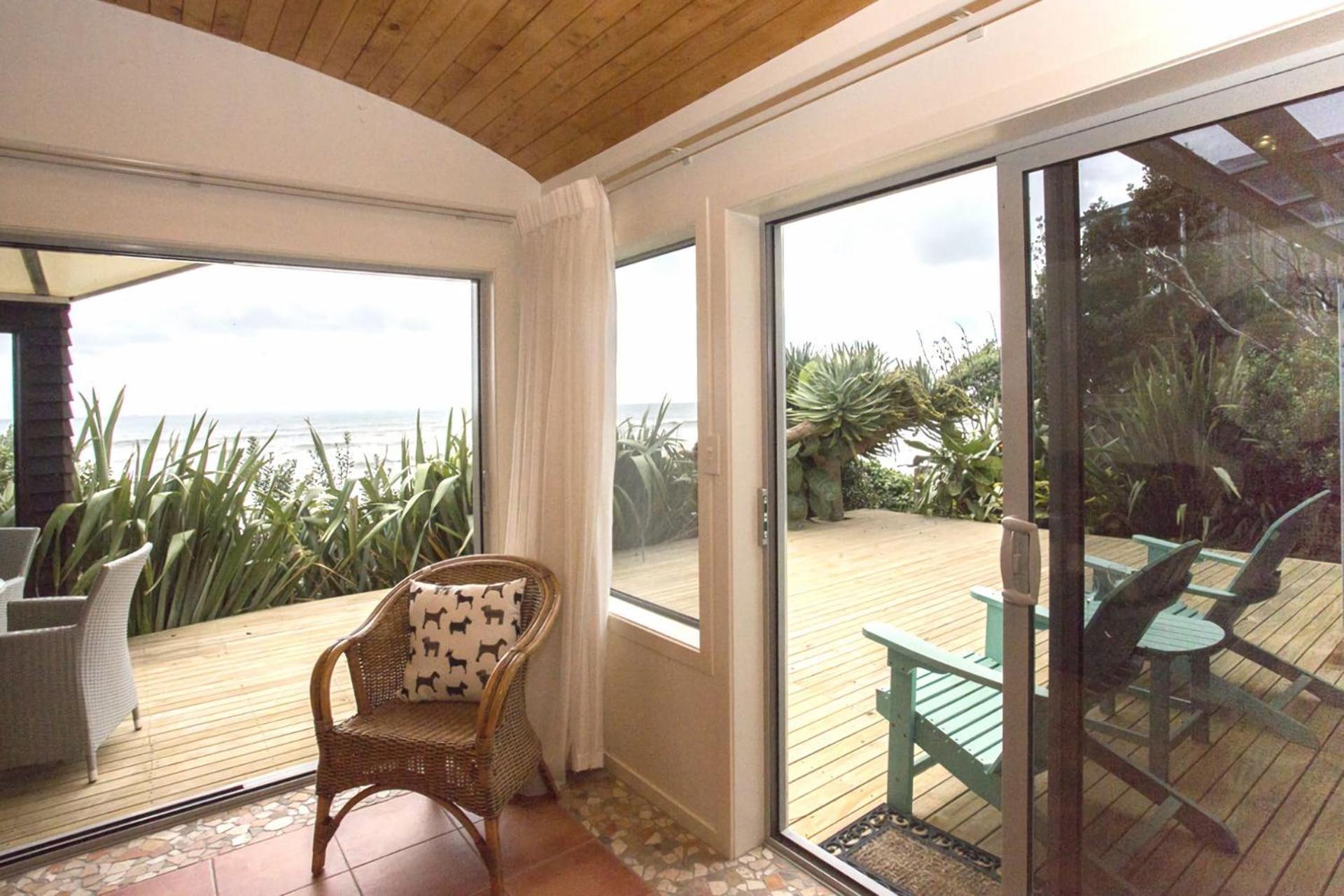 Chester Cottage Beachfront Oakura エクステリア 写真