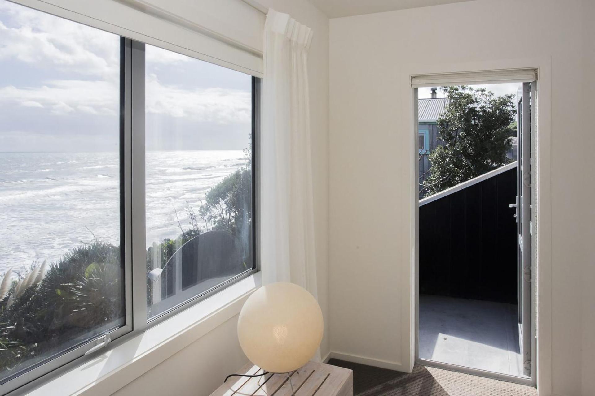 Chester Cottage Beachfront Oakura エクステリア 写真